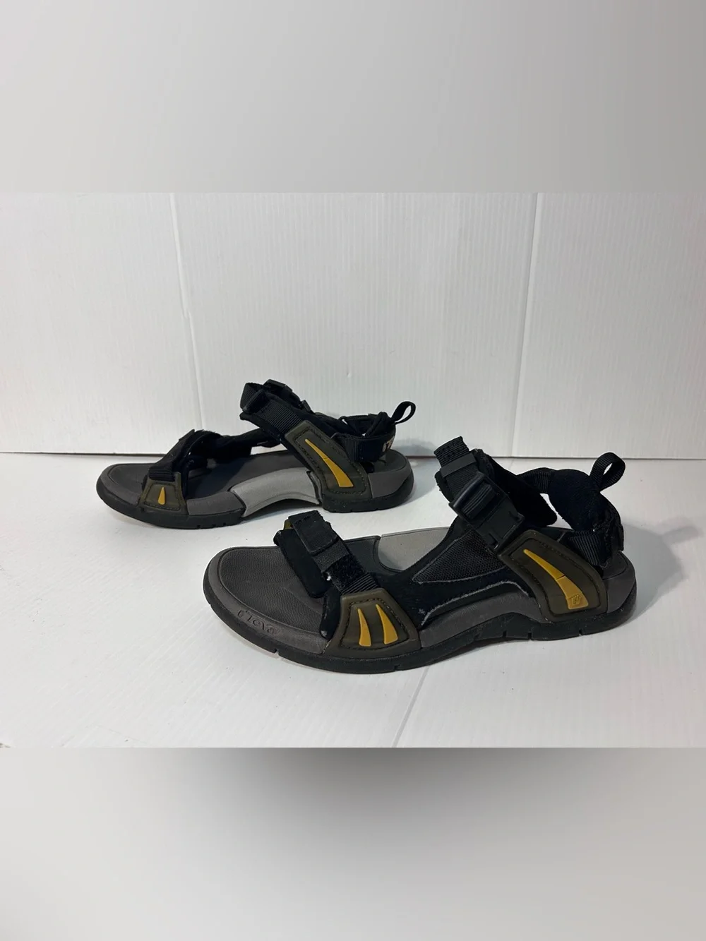 TEVA SN5667 Hurricane sandals men size 8 US
